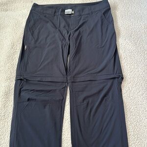 Women’s Columbia size 16 Convertible pants zip off legs.